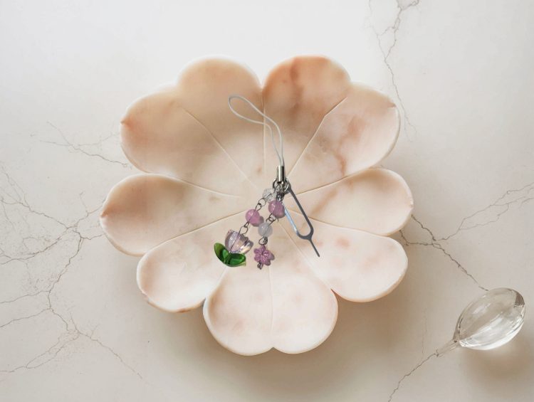 Never Lose Your SIM Card Pin Again with This Adorable Travel Hack 1 A pink flower with a green stem and wire, symbolizing a Pin Charm for SIM card removal.